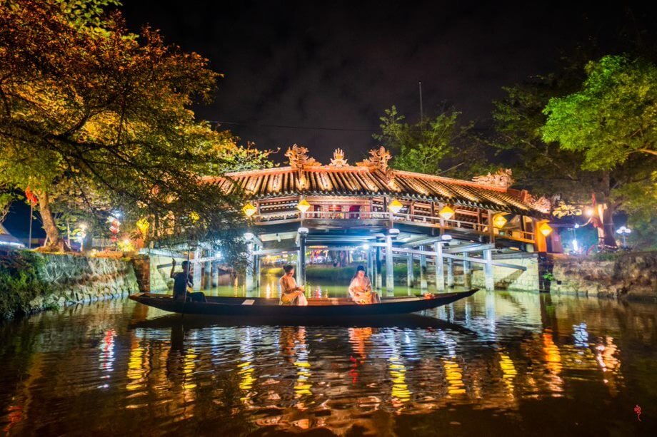 Chợ đêm cầu ngói Thanh Toàn rực rỡ ánh đèn, không gian làng quê Huế nhộn nhịp về đêm